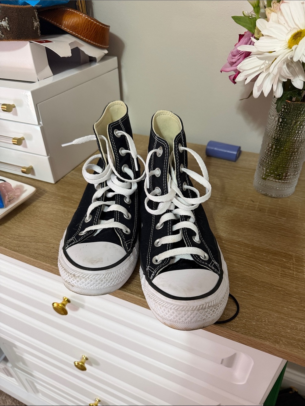 Women’s High-Top Converse Sneakers in Black